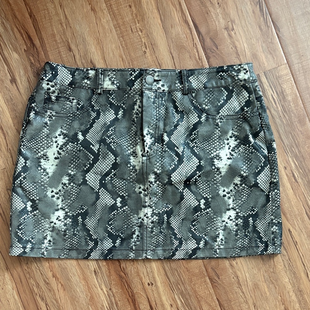 Faux snake skin skirt size large
Used good condition